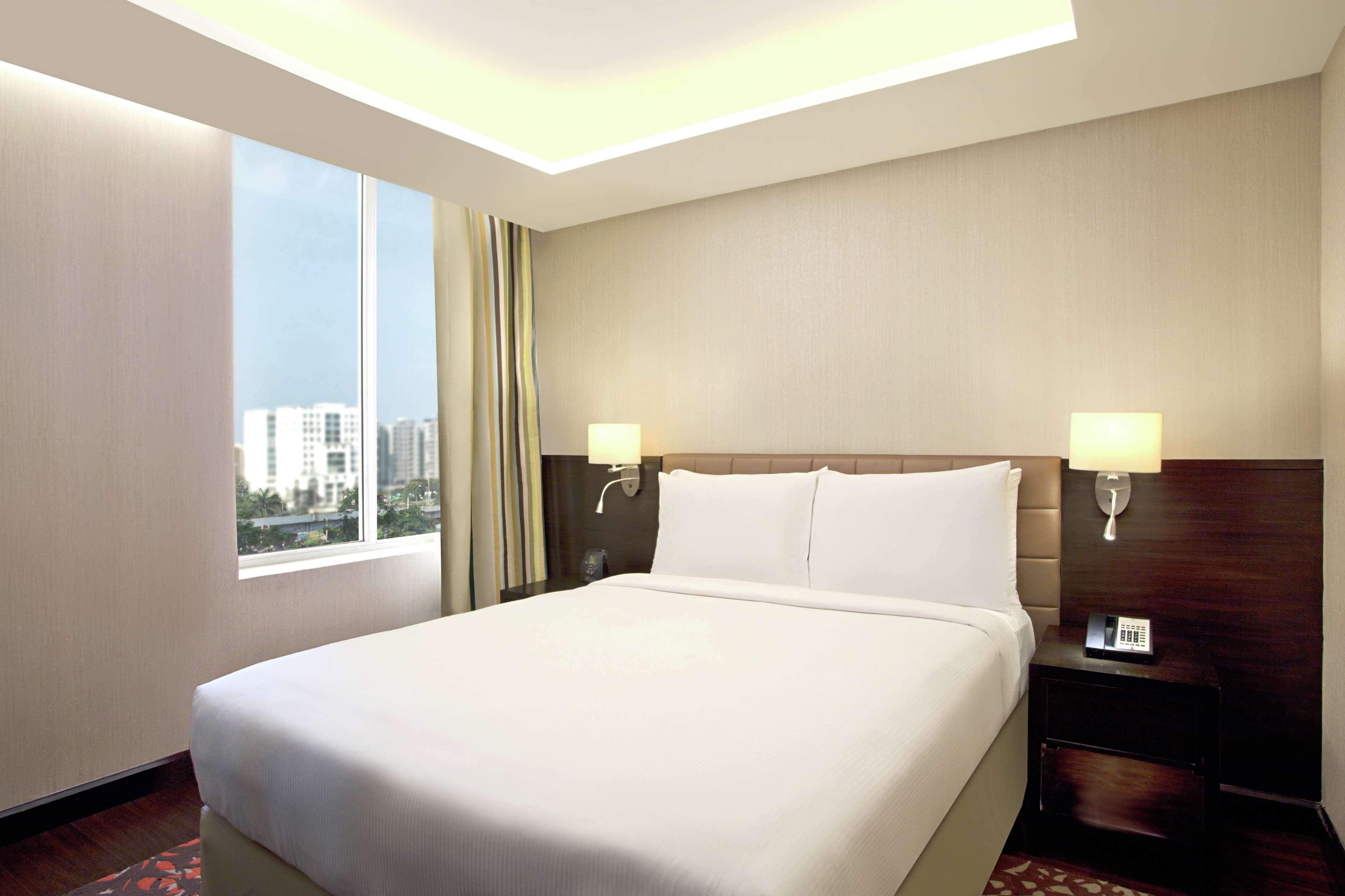 Doubletree Suites By Hilton Bengaluru Outer Ring Road Bagian luar foto