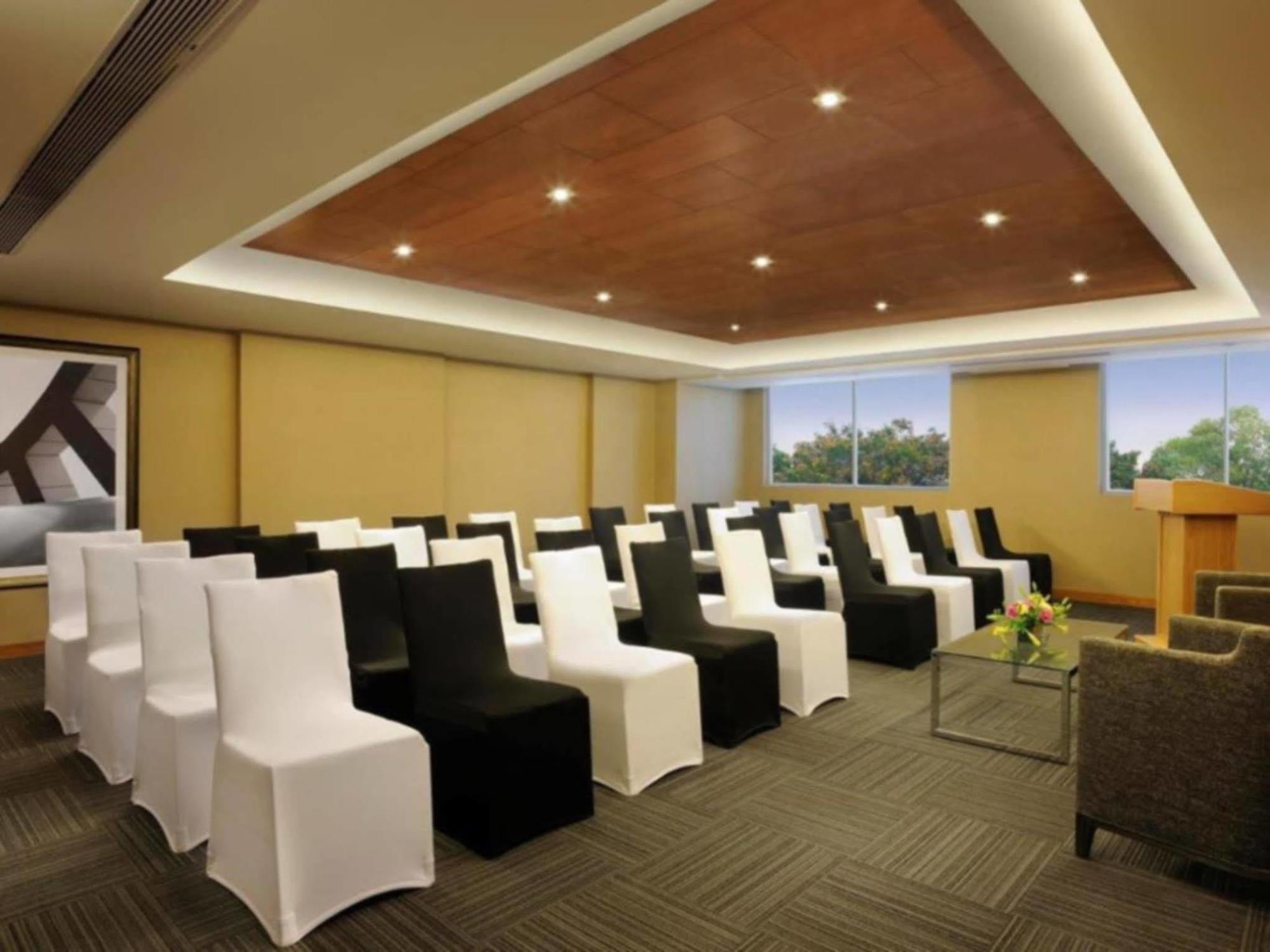 Doubletree Suites By Hilton Bengaluru Outer Ring Road Bagian luar foto